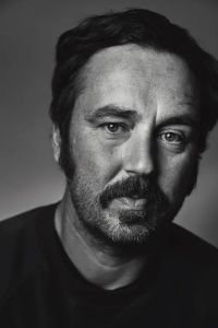 Autor*innenportrait von Eric Wrede