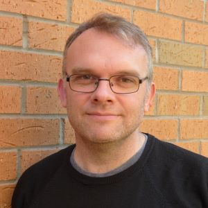 Autor*innenportrait von Gareth Brown