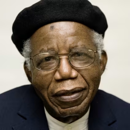 Autor*innenportrait von Chinua Achebe