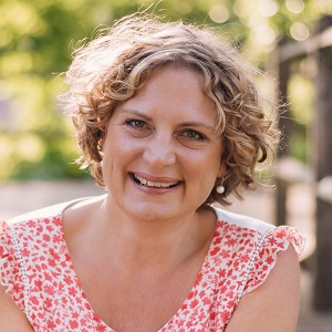 Autor*innenportrait von Doris R. Thomas
