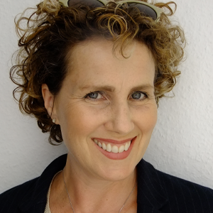 Autor*innenportrait von Josie Lloyd