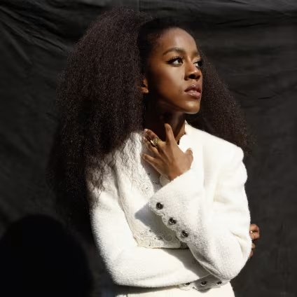 Autor*innenportrait von Tomi Adeyemi
