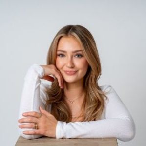 Autor*innenportrait von Maxine Reuker