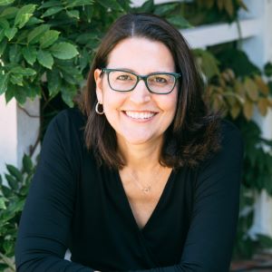 Autor*innenportrait von Julie Clark