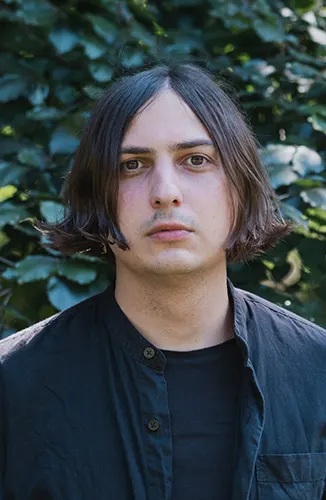 Autor*innenportrait von Elias Hirschl