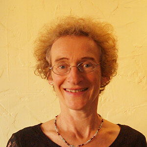 Autor*innenportrait von Linda Maria Koldau
