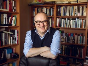 Autor*innenportrait von Dominic Sandbrook