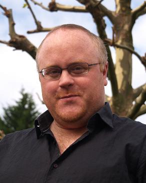 Autor*innenportrait von Derek Landy
