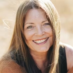 Autor*innenportrait von Mary E. Pearson