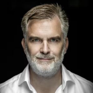 Autor*innenportrait von Tibor Rode