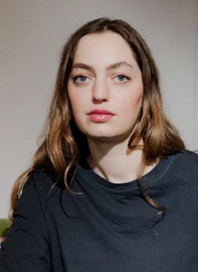 Autor*innenportrait von Dana Vowinckel