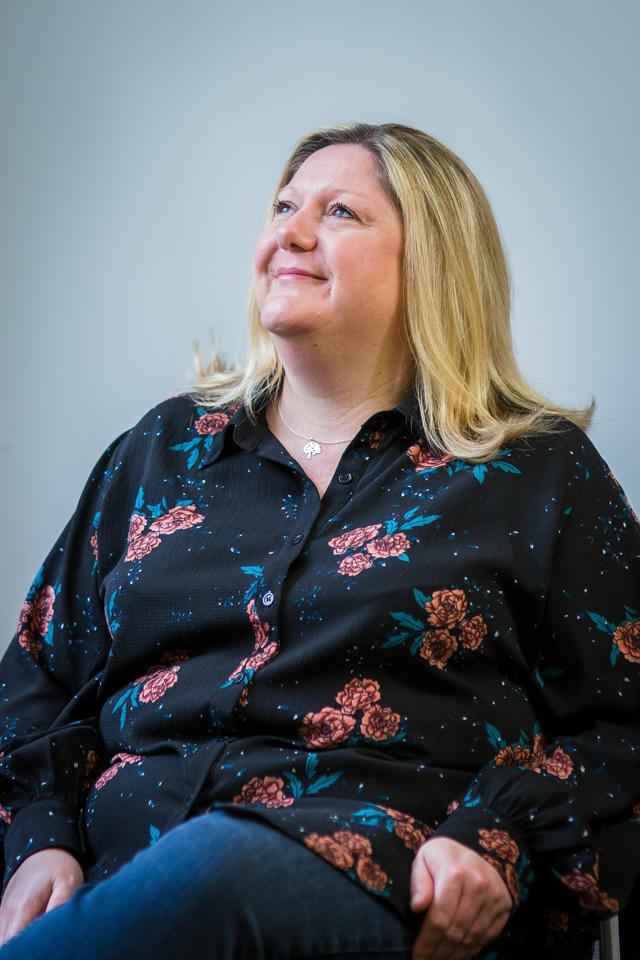 Autor*innenportrait von Hollie Hughes