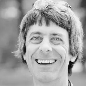 Autor*innenportrait von Julian Gough