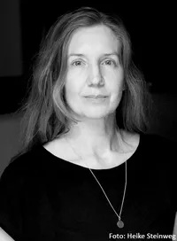 Autor*innenportrait von Svenja Leiber
