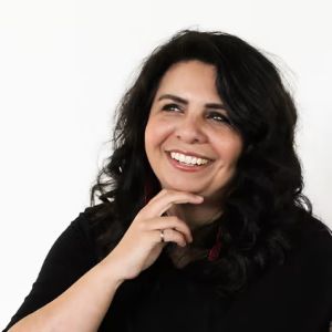 Autor*innenportrait von Nisha J. Tuli