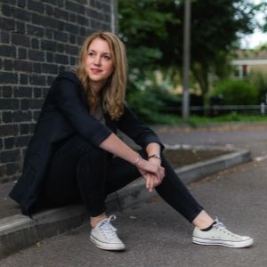 Autor*innenportrait von Claire Douglas