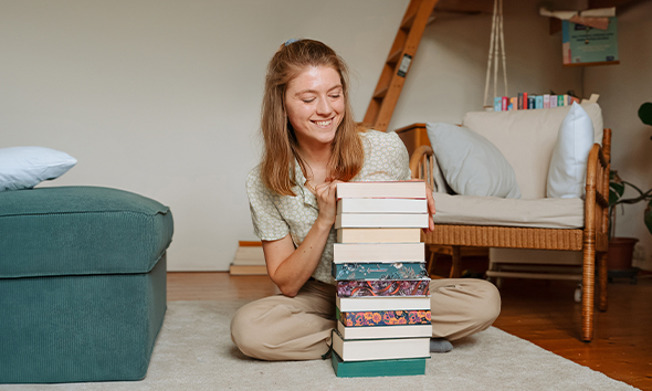 Wir verlosen 10 Büchertaschen im Wert von bis zu je 500 €.