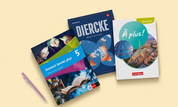 Unterschiedliche Schulbücher liegen übereinander.
