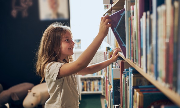 Unterschiedliche Schulbücher liegen übereinander.