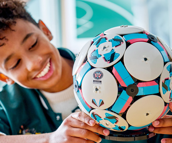 Produktbild LEGO Editions Fußball Modellbau mit Spielzeug Fußball 43019