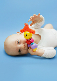 Abbildung Babys beim Entdecken begleiten 